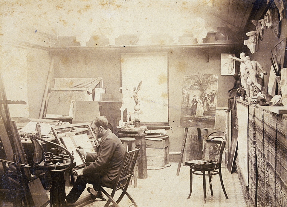 Lucien Henry dans son atelier, rue Pitt à Sydney (Australie) vers 1890 - (Source : © Museum of Applied Arts and Sciences)