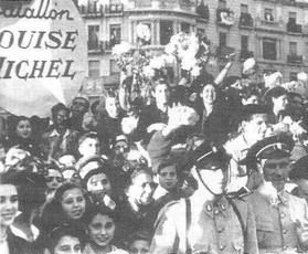Le 28 octobre 1938, la foule fait ses adieux aux brigadistes sous le panneau du Bataillon Louise Michel.