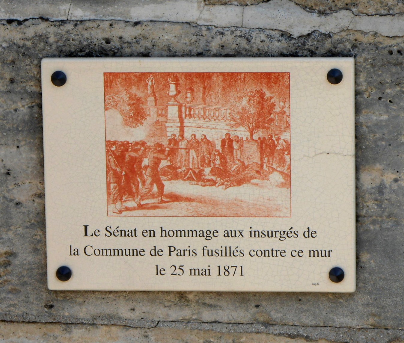 Plaque commémorant les exécutions sommaires de communards qui ont eu lieu dans le jardin du Luxembourg durant la Semaine sanglante fin mai 1871 (inaugurée le 4 juin 2004)