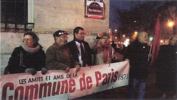 >Devant la plaque, avec Jérôme Coumet, le maire du XIIIe (3e en partant de la gauche)