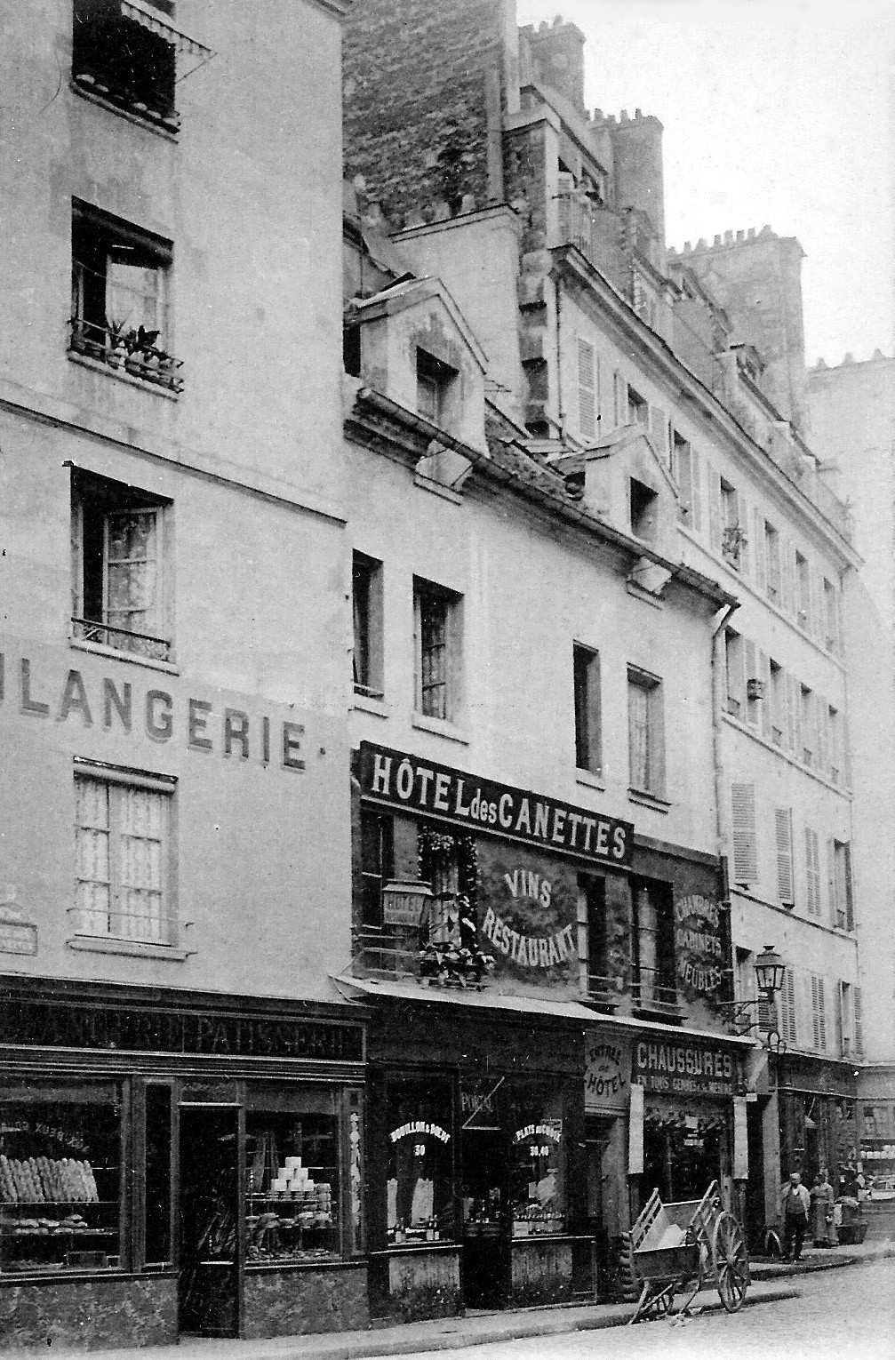 La boulangerie du 3 rue des Canettes à Paris. Le commerce est mis à sac le 9 mars 1883 (et non en 1884) lors d’une manifestation de sans-emplois conduite par Louise Michel arborant le slogan « Du pain ou la mort » sur un drapeau noir. La famille Daguet habitait au-dessus de la boulangerie.