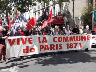Défilé de la montée au Mur des Fédérés du 21 mai 2022 - Banderole du collectif "Vive la Commune