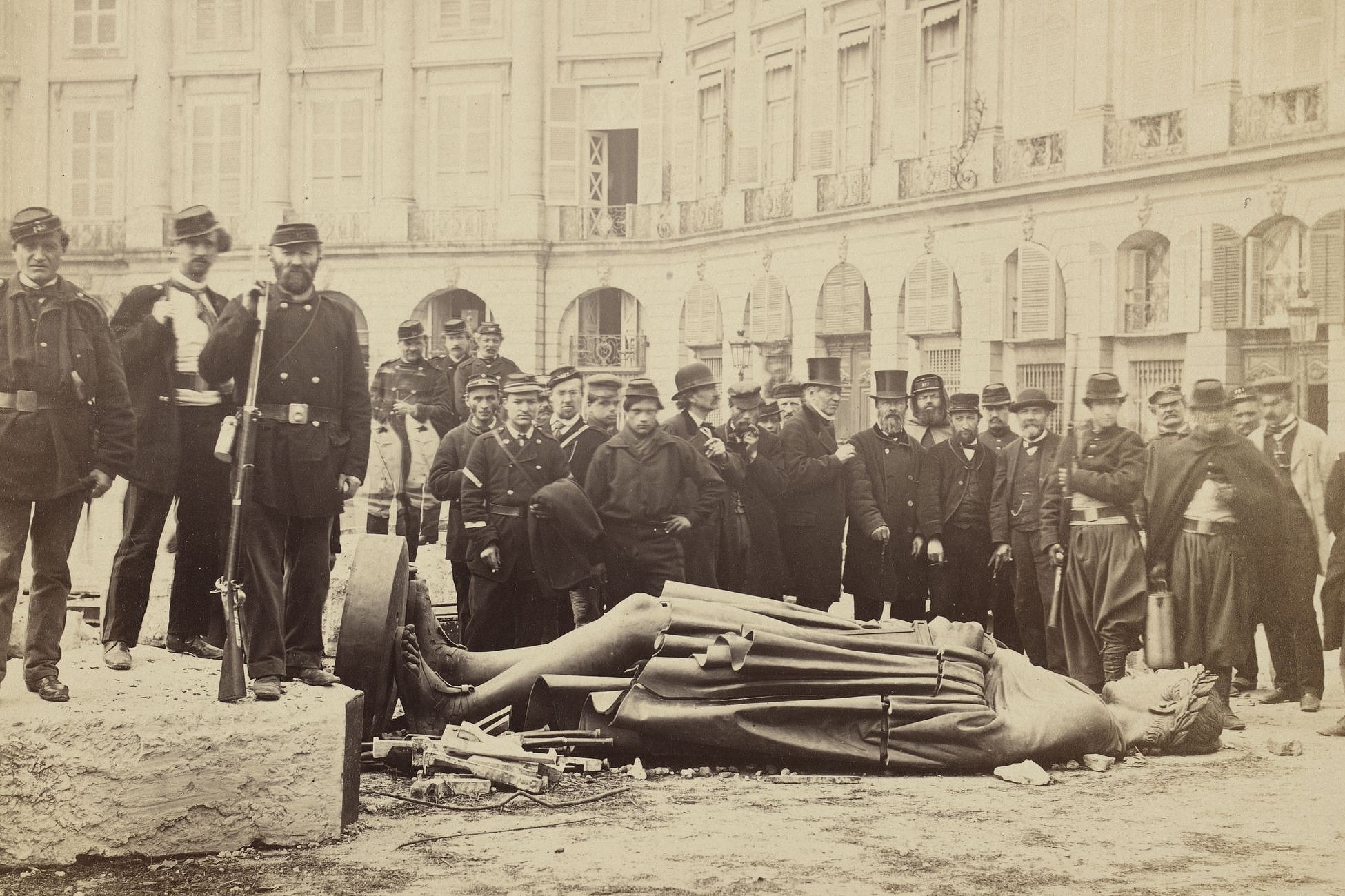 Place Vendôme, statue de Napoléon Ier renversée, Braquehais – Avec Courbet  (source : Saint-Denis, musée d'art et d'histoire. Cliché I. Andréani.)