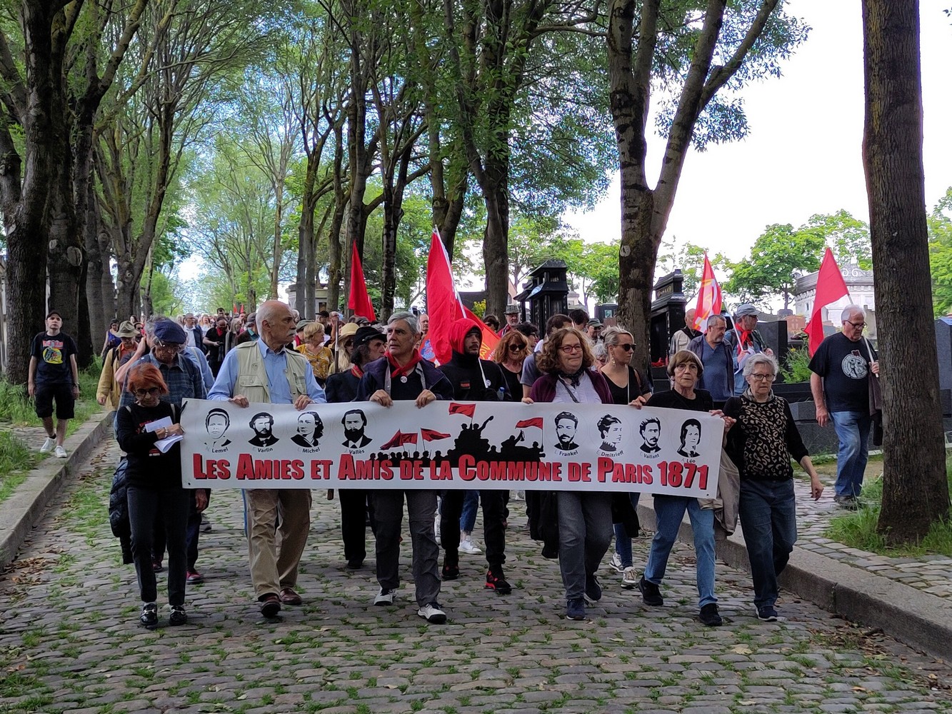 Banderole des Amies et Amis de la Commune de Paris 1871 en manifestation vers le Mur des Fédérés (mai 2024)