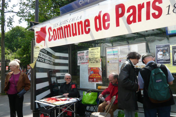Les Amies et Amis de la Commune de Paris 1871 dans leur stand, le 1er mai 2009