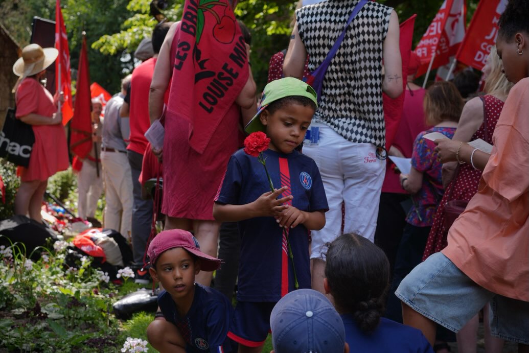 Des enfants au Mur, lors de la commémoration de la Commune de Paris 2026