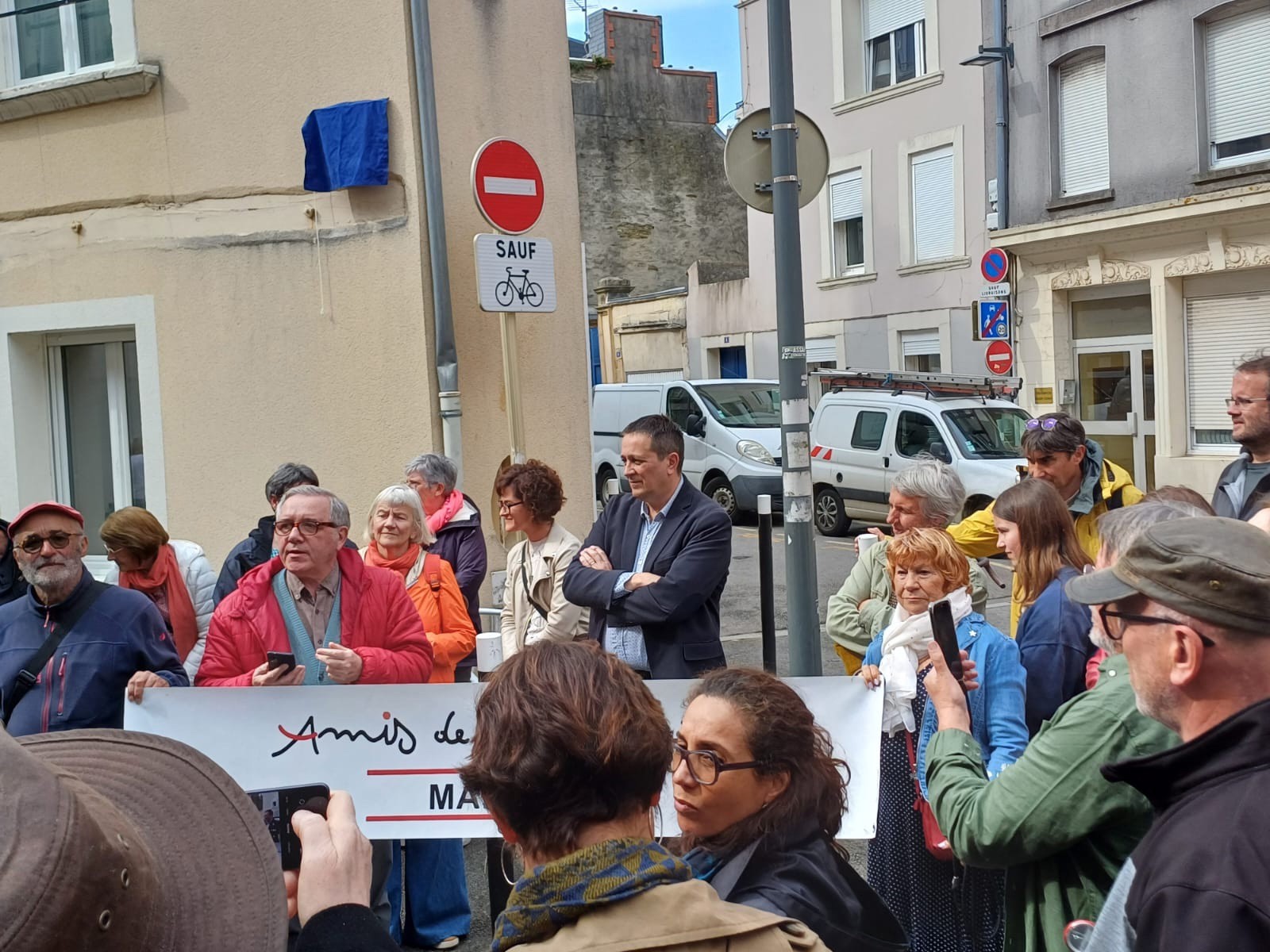 Les Amis de l’Humanité-Manche et en coordination avec le Comité Manchois des Amies et Amis de la Commune de Paris, la cérémonie de dévoilement de la plaque en hommage à Julia Béatrix Euvrie, épouse Excoffon