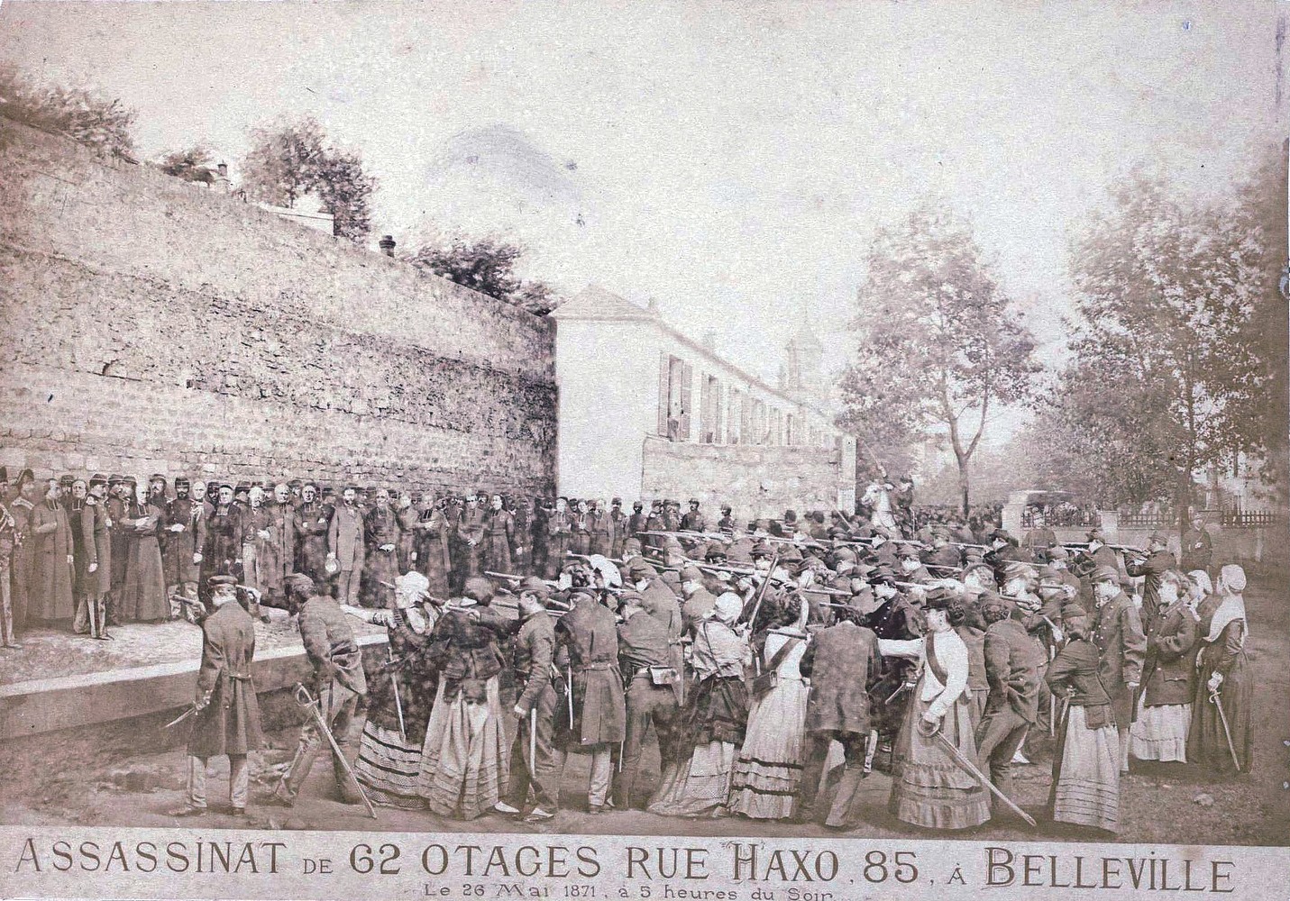 Assassinat de 62 otages rue Haxo 85 à Belleville. Le 26 mai 1871 à 5 heures du Soir - Photomontage réalisé par Eugène Appert et issu de la série des Crimes de la Commune. (Wikimédia)