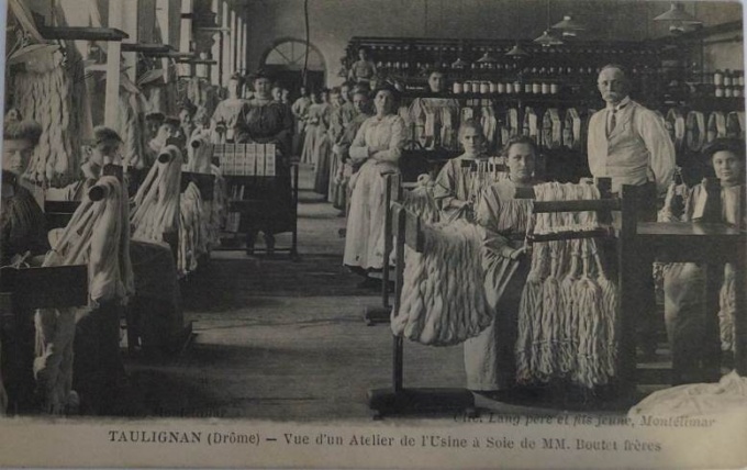 Ouvrières d’un atelier de moulinage vers 1910