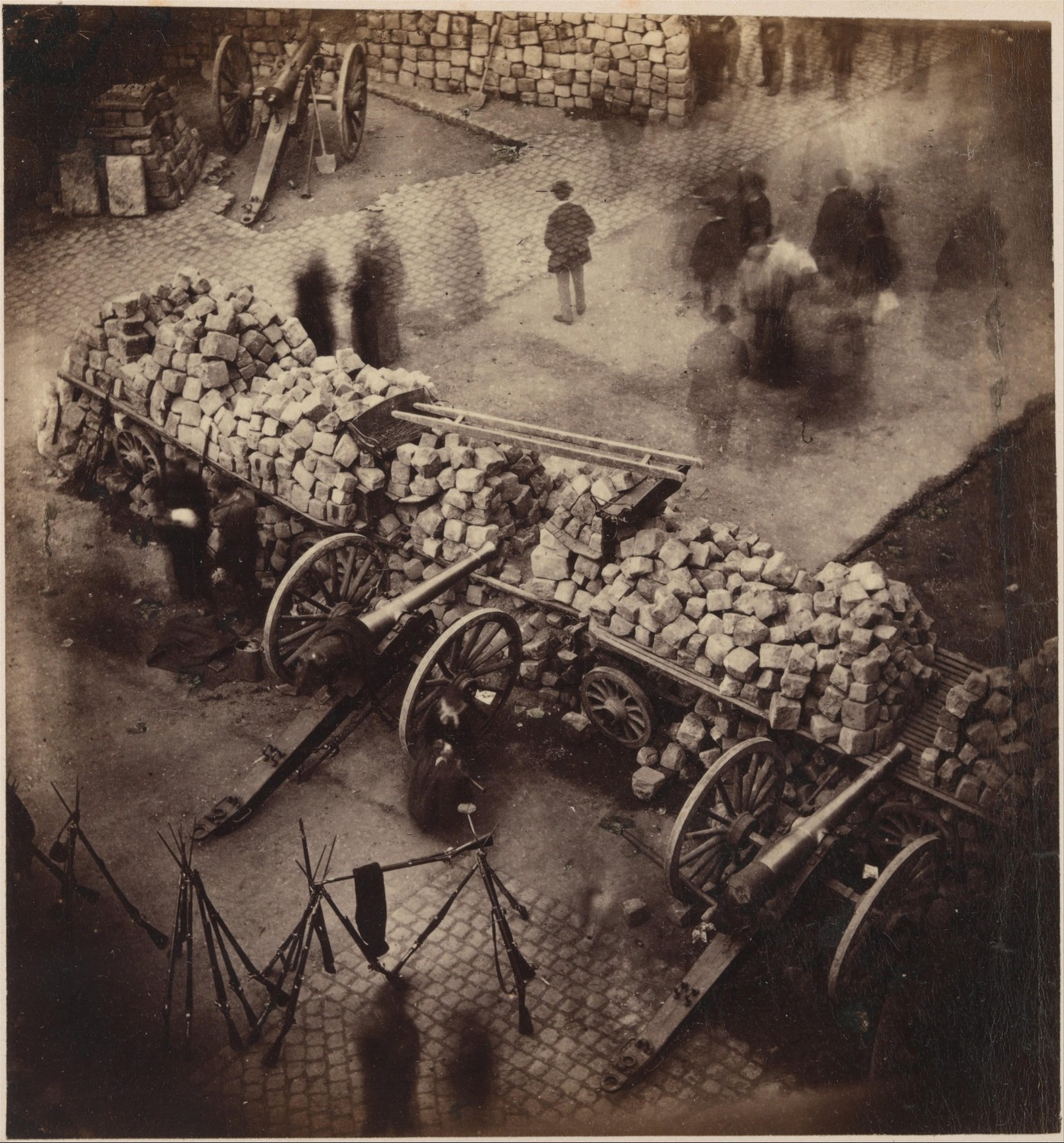 Barricade au coin de la place de l'Hôtel de Ville et rue de  Rivoli, avril 1871 - Photo de Pierre Ambrose Richebourg (source : Metropolitan Museum of Art N-Y)