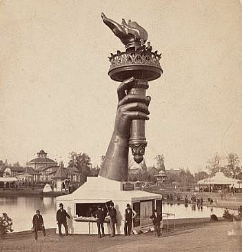 Auguste Bartholdi - La main tenant la torche photographiée lors de l’Exposition universelle de 1876 organisée à Philadelphie
