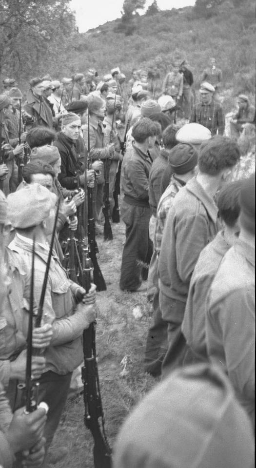 Bataillon Dombrowski (XIII Brigade), recevant les instructions pour une nouvelle contre-attaque, Ebro, 1938. Collection BDIC, photo du Docteur du service de santé des Brigades Internationales, Gabriel Ersler.   
