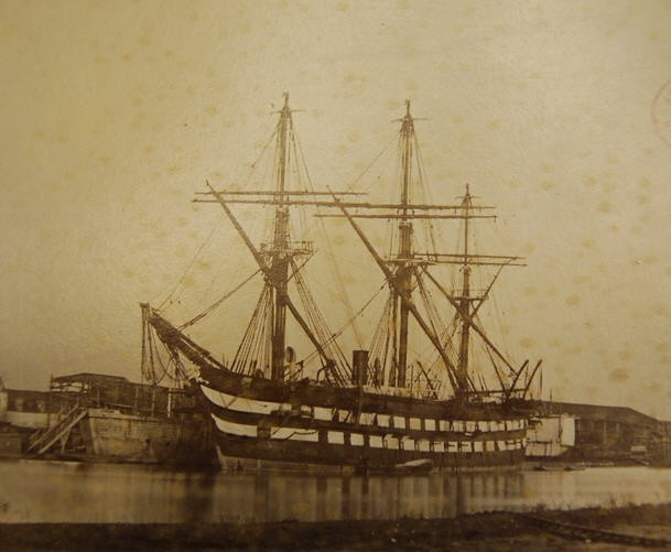 La Danaé effectuait le transport des forçats vers les bagnes de la Guyane ou la de la Nouvelle-Calédonie. Dans ce but, elle avait été rehaussée d'une batterie et dotée de quatre cages rectangulaires de 20 à 30 mètres de long sur 3m50 de large. Avec des barreaux de 1m90 de hauteur, ces cages pouvaient contenir de 60 à 80 condamnés. Affectée au transport du 1er convoi de déportés de la Commune vers la Nouvelle-Calédonie, la Danaé se trouve dès le 10 avril 1872 au mouillage dans la rade des Trousses, face à l'île d'Aix, sous les ordres du capitaine de frégate Riou de Kerprigent. 