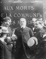 Édouard Vaillant devant la plaque "Aux morts de la Commune" au Mur des Fédérés au cimetère du Père-Lachaise