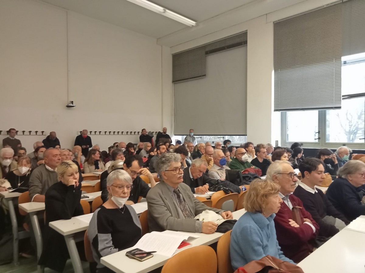 Les participants à la conférence lors de l'exposition pour le 150e anniversaire de la Commune de Paris à Milan