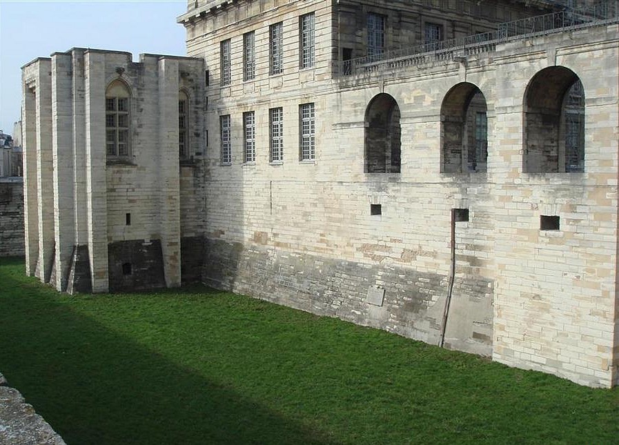 Fossé Sud du fort de Vincennes où furent fusillés 9 Communards le 30 mai 1871 à 3 h 30 du matin