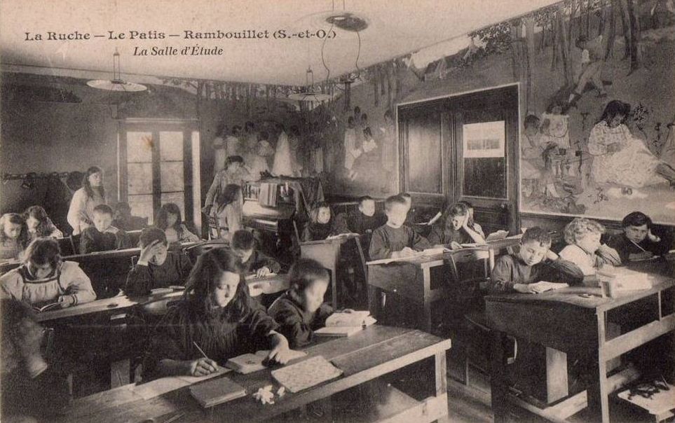 Tradition éducationniste, salle d’études de La Ruche - Le Patia, Rambouillet (Carte postale ancienne)