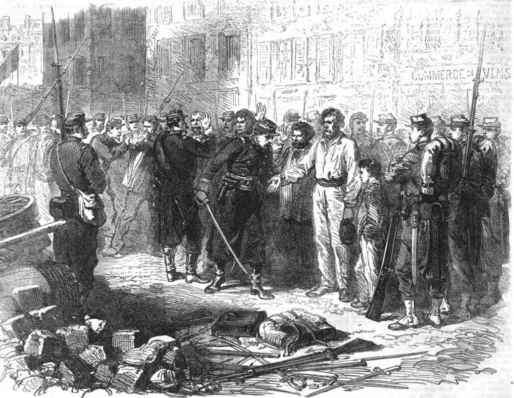 Les arrestations en mai 1871 - Pendant la Semaine sanglante à Belleville : des soldats de l'armée régulière victorieuse vérifient les mains de suspects (dans la foule, un enfant). Si les mains sont noires de poudre, il s'agit d'insurgés ayant participé aux combats sur les barricades. Ils seront exécutés sommairement ou transférés dans les camps de Versailles ou Satory en attente de jugement par les cours martiales.   (Source : Illustrated London News du 17 juin 1871)