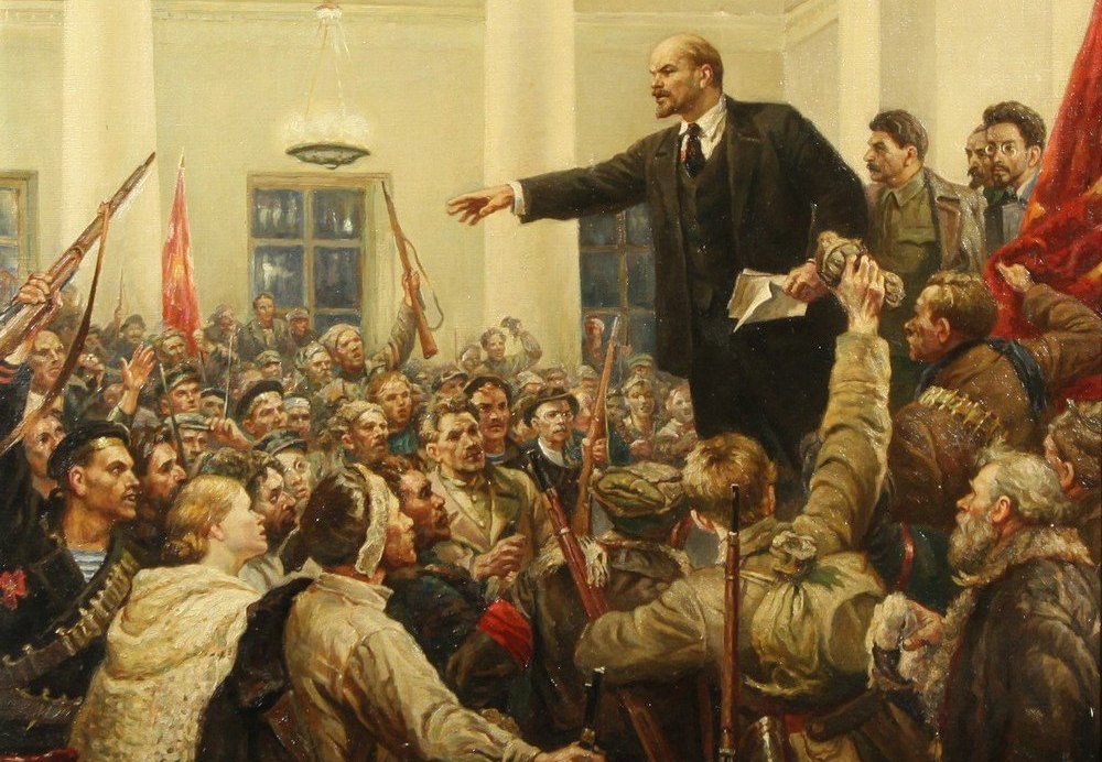 Lénine proclamant le pouvoir des Soviets à la réunion historique du Deuxième Congrès des Soviets de toute la Russie au quartier général des bolcheviques à Saint-Petersbourg - Institut Smolny le 7 novembre 1917