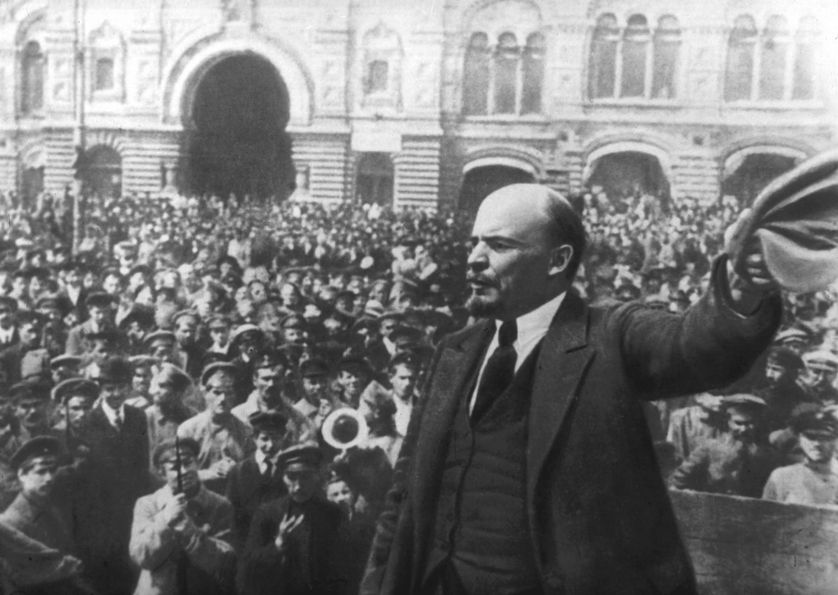 Le dirigeant révolutionnaire communiste russe Vladimir Lénine (1870 - 1924) prononçant un discours sur la Place Rouge à Moscou le 25 mai 1919• Crédits : Universal Images Group – Getty .