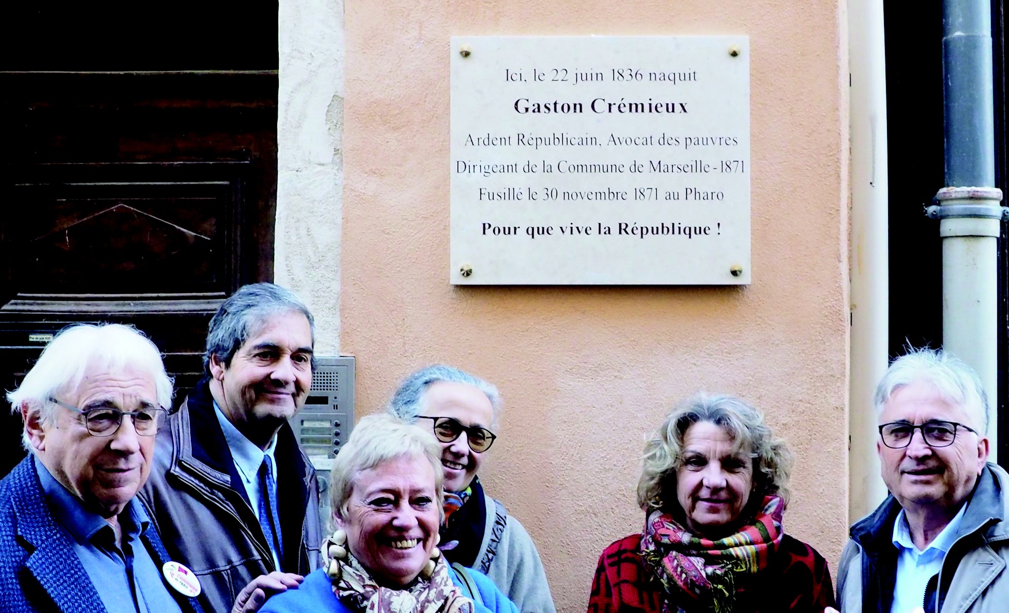 Devant la plaque G. Crémieux