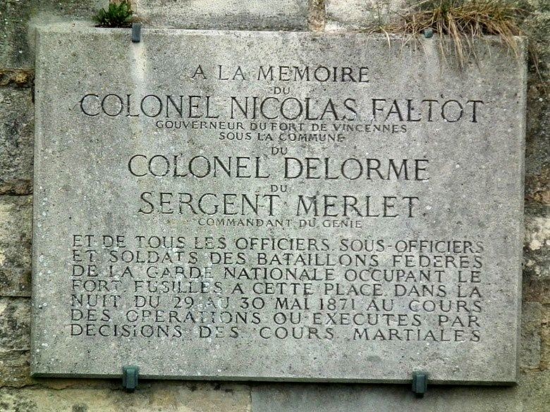 Plaque commémorative des assassinats des défenseurs du fort de Vincennes par les versaillais, dans la nuit du 29 et 30 mai 1871.