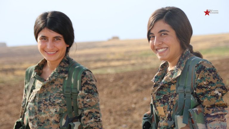 Femmes kurdes combattantes (source : blog Kurdistan au féminin)