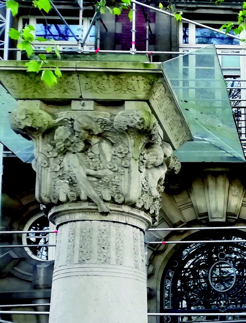 Le chapiteau des baisers d'Émile Derré, toute proche de la Médiathèque à Roubaix 