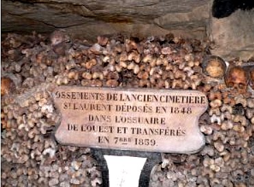 Catacombes : les dépôts provenant de l’église Saint-Laurent. 1848