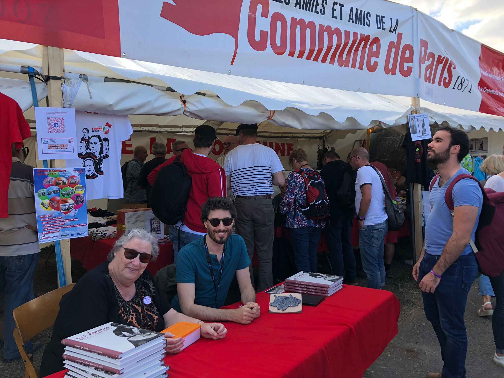 Raphaël Meyssan  dédicace sa  BD Les Damnés de la Commune au stand de l’Association des amis de la Commune de Paris, lors de la Fête de l’Huma 2018.