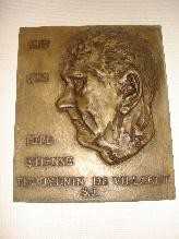 Portrait sur médaille du Père Etienne Thouvenin de Villaret (1917- 1983) (source http://www.mjc-leshautsdebelleville.com/la-mjc-cest-vous/un-peu-dhistoire/)