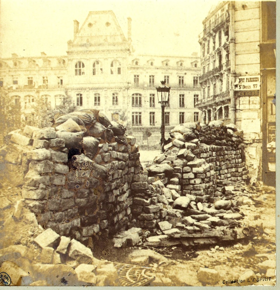 La barricade du Château-d’Eau, à l’entrée du boulevard Voltaire - Photographie anonyme prise le 30 mai 1871 (CC0 Paris Musées / Musée Carnavalet - Histoire de Paris)