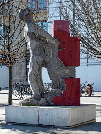 L’Apporteur de l’espoir - Sculpteur Denis Monfleur parvis de la Gare d’Austerlitz, en hommage au départ des Brigades internationales.