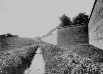 Les fortifications, ici à la poterne des peupliers dans le XIIIe. Photo Eugène Atget vers 1913