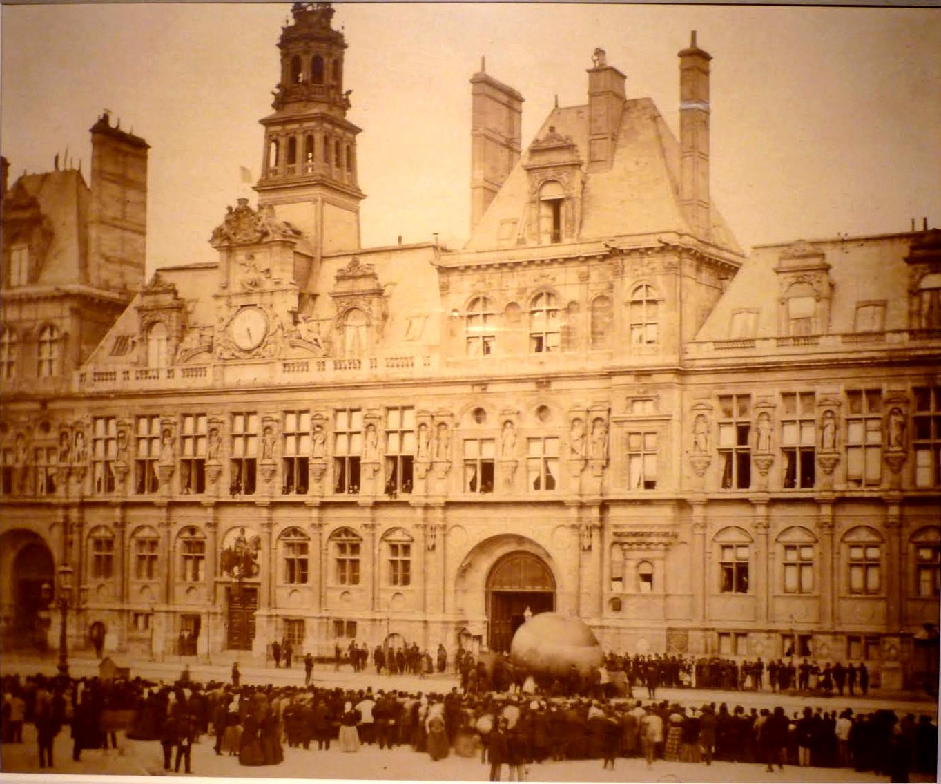 Enlèvement d'un ballon sur la place de l'Hôtel de Ville, 4ème arrondissement, Paris, 21 avril 1871 (Photographie anonyme). Musée Carnavalet
