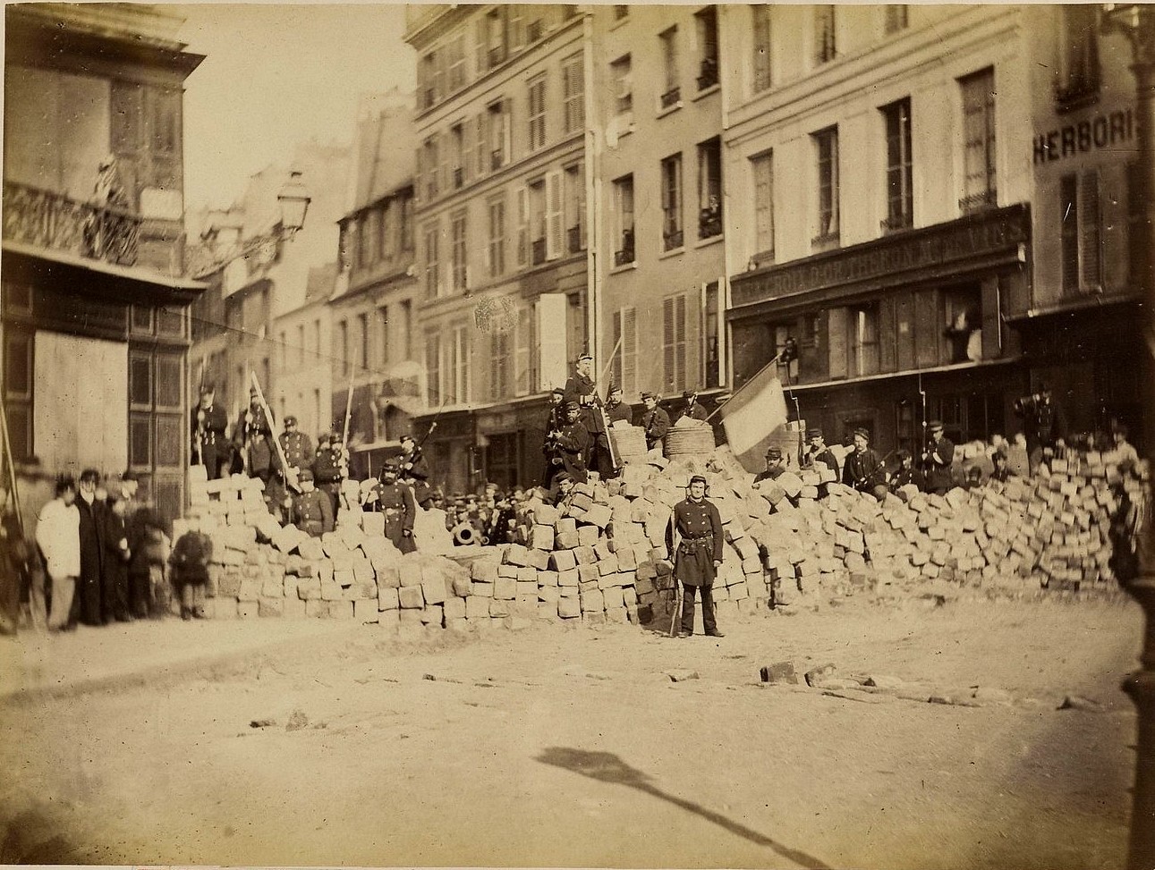  Barricade de la rue de la Roquette, place de la Bastille le 18 mars 1871 - Photo anonyme (source : © Musée Carnavalet – Histoire de Paris)