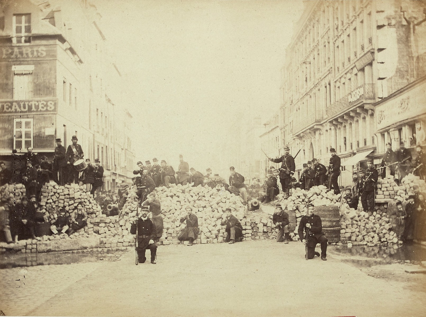 Barricade du Faubourg Saint-Antoine, angle de la rue Charonne.18 mars 1871. Photographe anonyme (CC0 Paris Musées / Musée Carnavalet – Histoire de Paris)