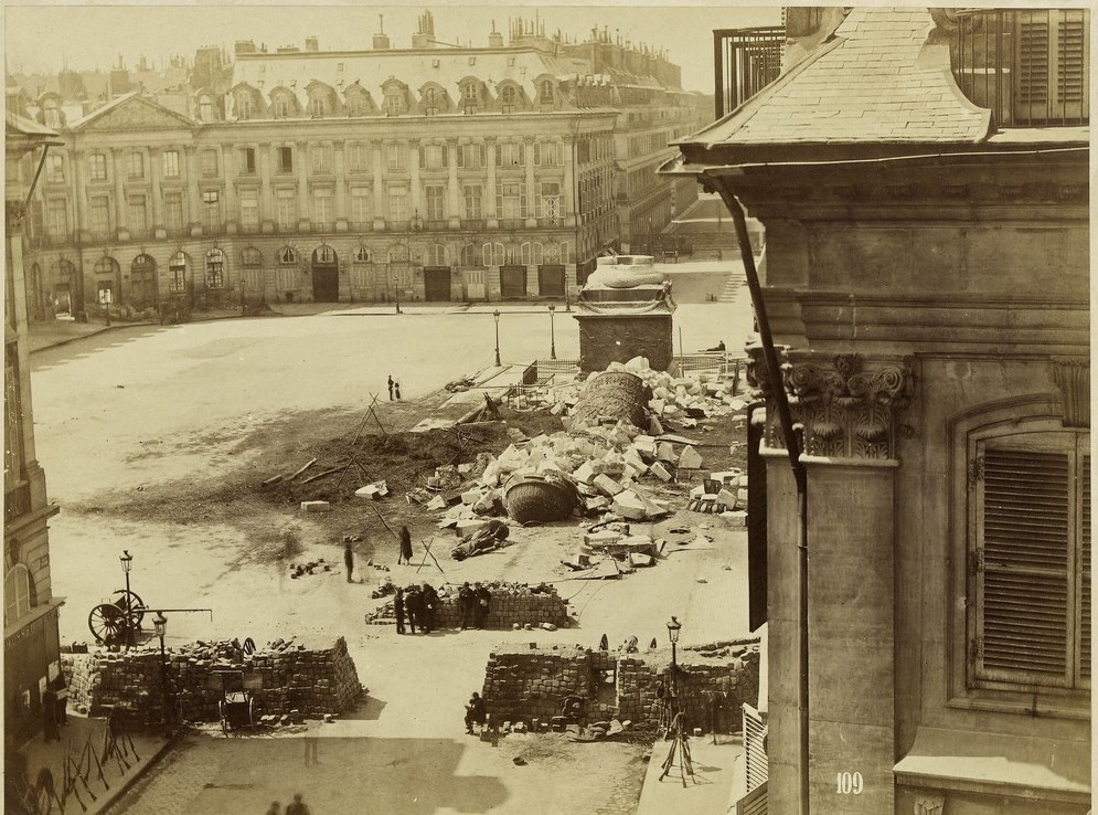 Barricade place Vendôme après la destruction de la colonne - Photographie de Franck (François Gobinet de Villechole) (Musée Carnavalet - Histoire de Paris)