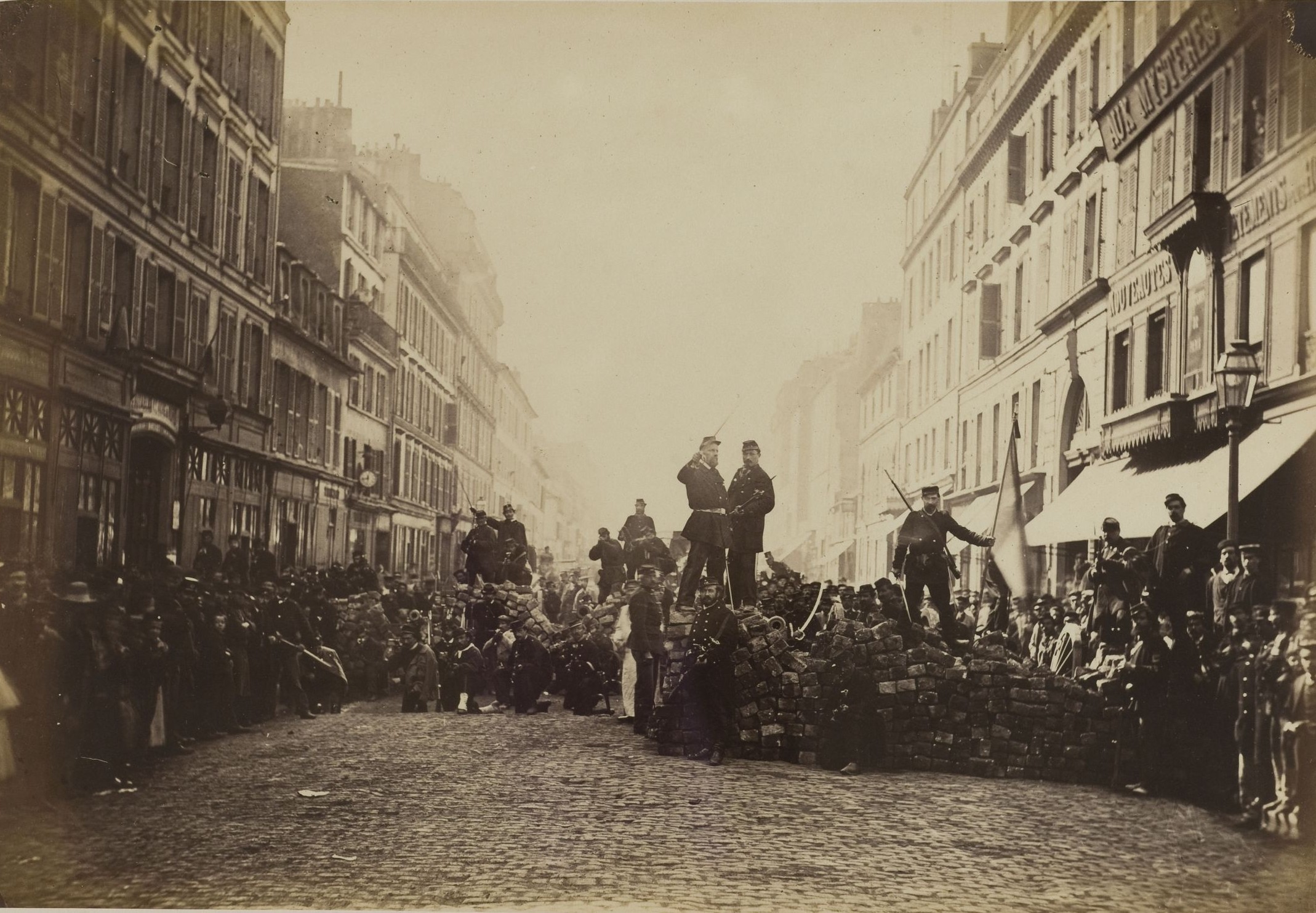 Barricade de la rue de Flandre ( Salle de la Marseillaise ), 18 mars 1871 - Photographe anonyme  (source : © Musée Carnavalet – Histoire de Paris)