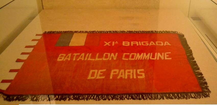 Étendard du bataillon "Commune de Paris" conservé au musée de l'Armée, à Tolède.