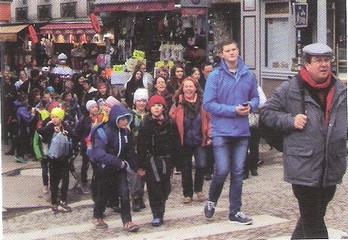 Visite du Montmartre communard pour 20 enfants de 8 à 10 ans de l’école des Bouchoux (commune de 311 habitants située dans le département du Jura)