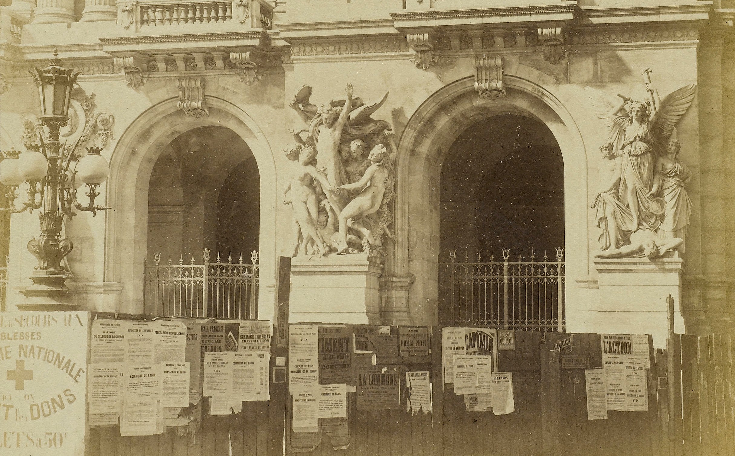 L'Opéra Garnier en construction, palissade avec affiches de la Commune - Détail de la photo de Braquehais (CC0 Paris Musées / Musée Carnavalet - Histoire de Paris)