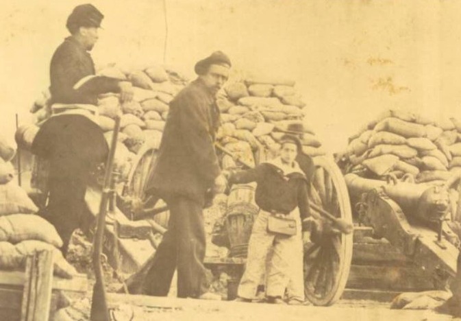Porte Maillot. La grande batterie de droite (servi par un enfant). 14 mai 1871, 5 heures 30 du matin, sous le feu du Mont Valérien   canonnier enfant