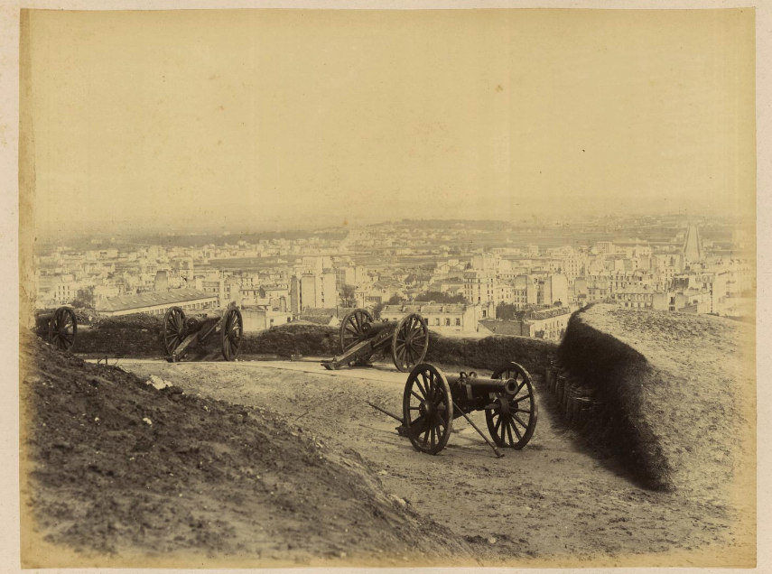 Les canons de la Butte Montmartre, que les troupes du gouvernement d’Adolphe Thiers ont voulu reprendre le 18 mars 1871, enclenchant l’insurrection de la Commune de Paris. ( © photo Bruno Braquehais)