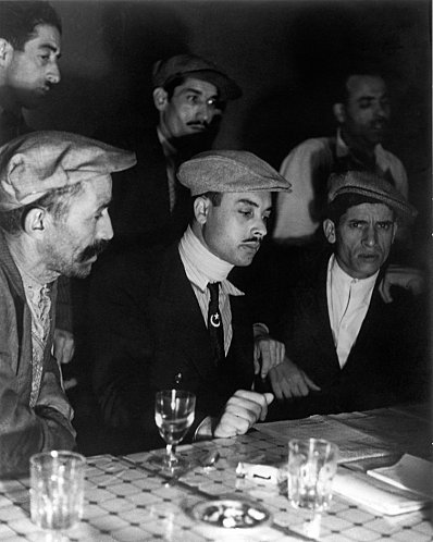 Rencontre des membres de l’Etoile Nord-Africaine dans un café en région parisienne (photo Marcel Cerf vers 1936; source association Génériques