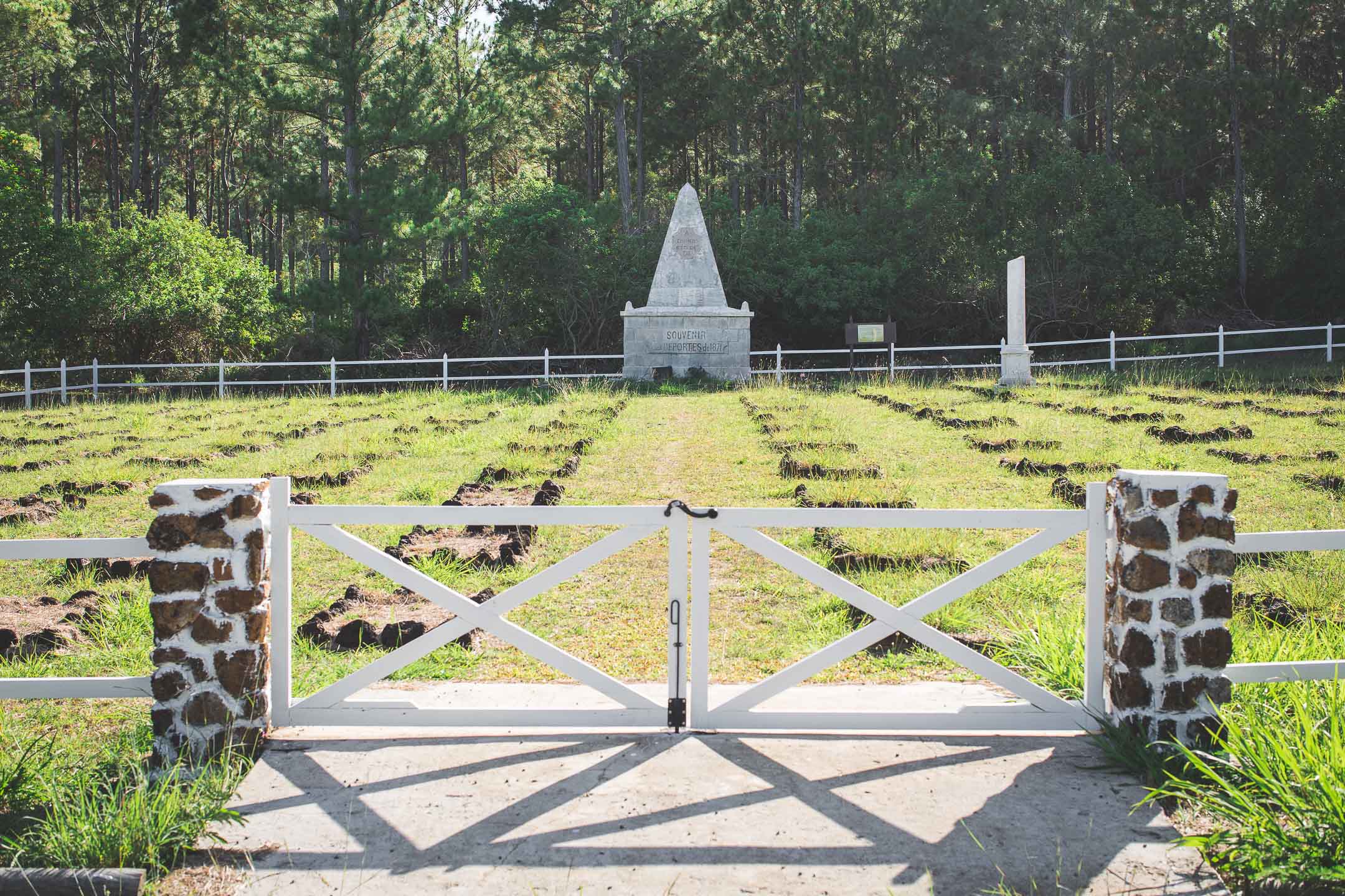 Cimetière de l'ile des Pins (source : https://caledonie-ensemble.nc/cimetiere-communards-de-lile-pins-nouvelle-caledonie-paris-noublie/ )