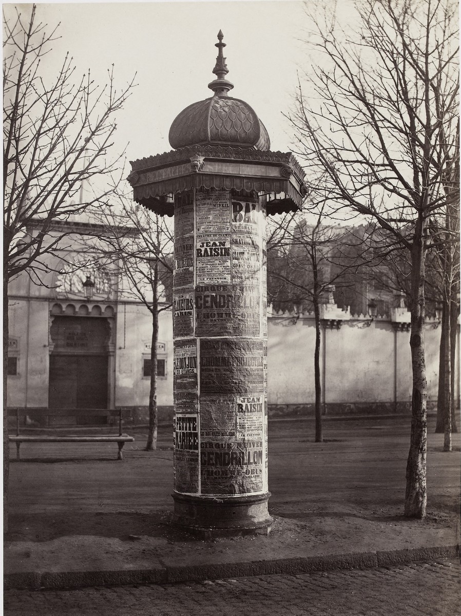 Colonne Morris, avenue de l'Observatoire, 14ème arrondissement, Paris -  Photographie  Charles Marville, 1876 (Musée Carnavalet - Histoire de Paris)