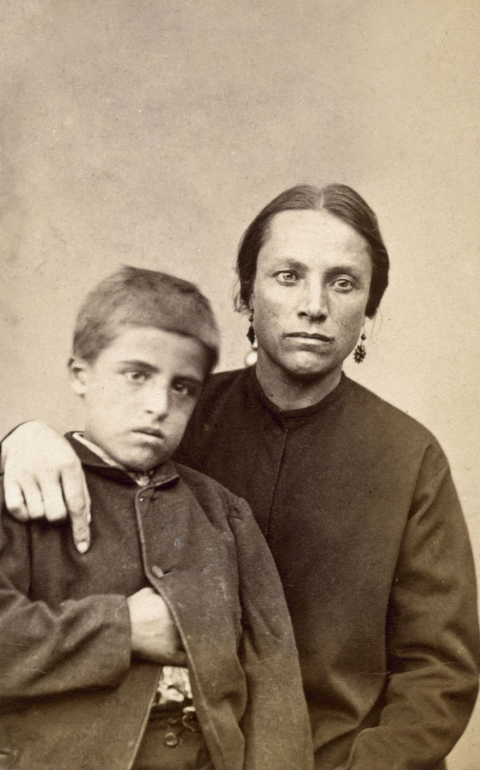Euphrasie Vincent, veuve Damiens, photographiée avec son fils à la prison de Versailles par Appert (source Musée Carnavalet)