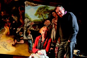 Eugénie Dubreuil et Jean-Claude Sardin devant la toile de fond du spectacle, inspirée de l’Atelier de Courbet - Théâtre de Châtellerault 