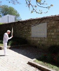 28 août 2024 - Jean-Louis Maugère l’un des porteurs de la flamme s’incline devant le Mur des Fédérés au cimetière du Père Lachaise où 150 partisans de la Commune furent fusillés.